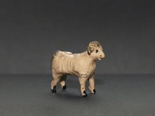 Cordero sonajero en miniatura con orejas y cola dorada