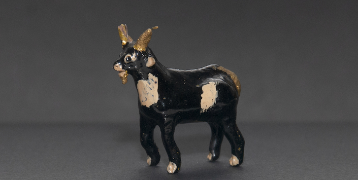Chivo sonajero en miniatura con cuernos y cola dorada