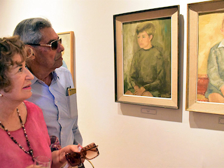 Apreciando pinturas en el Museo Histórico de la Serena