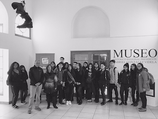 Rodrigo Iribarren y Jacqueline Roumeau junto a estudiantes del Liceo Gabriela Mistral de La Serena