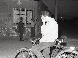Escena callejera de Santiago en la década de 1980