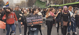 Mujer con cartel, marcha por una Educación No Sexista, Santiago, 16-05-2018. Donación Red de Historiadoras Feministas- Joaquín Pinto.