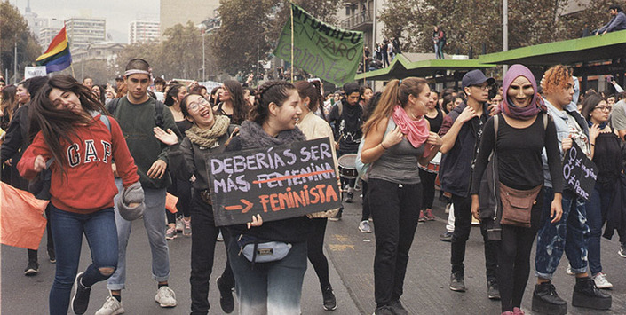 Mujer con cartel, marcha por una Educación No Sexista, Santiago, 16-05-2018. Donación Red de Historiadoras Feministas- Joaquín Pinto.