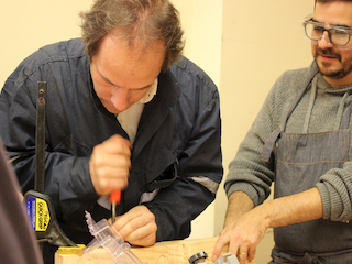 Rodrigo Lorca, demostrando el procedimiento de instalación de cerrajería. (Archivo CNCR, Miori, G. 2018)