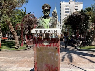 Monumento Público “Arturo Merino Benítez”, vista frontal, Antofagasta. (Archivo CNCR, Costabal, I.,  2020.)