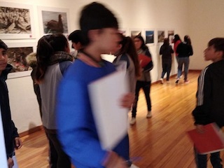 Estudiantes visitando el museo