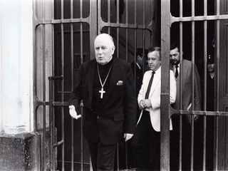 El Cardenal Raúl Silva Henríquez,saliendo de una penitenciaría..