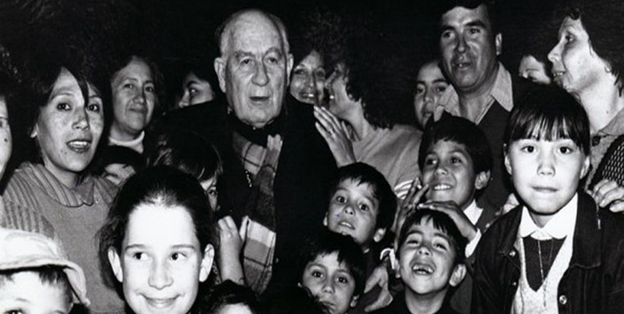 Cardenal, Raúl Silva Henríquez, bendice casas en la comuna de Maipú