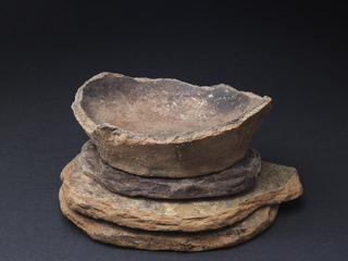 Cerámica monócroma sobre discos de piedra laja