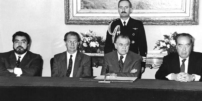 Presidente de la República junto a Ministros de Gobierno