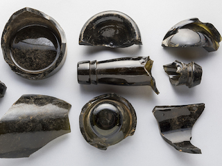 Fragmentos de botellas de vidrio cerveceras