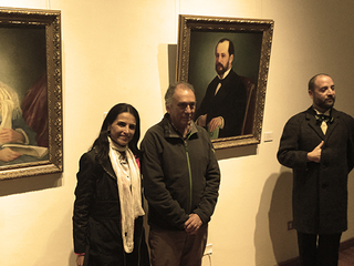 Isabel Correa y Rodrigo Iribarren junto al retrato de Pedro Pablo Muñoz.