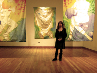 Artista Drina Sfeir entre sus obras