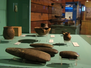 En primer plano, vitrina "Pueblos agricultores"