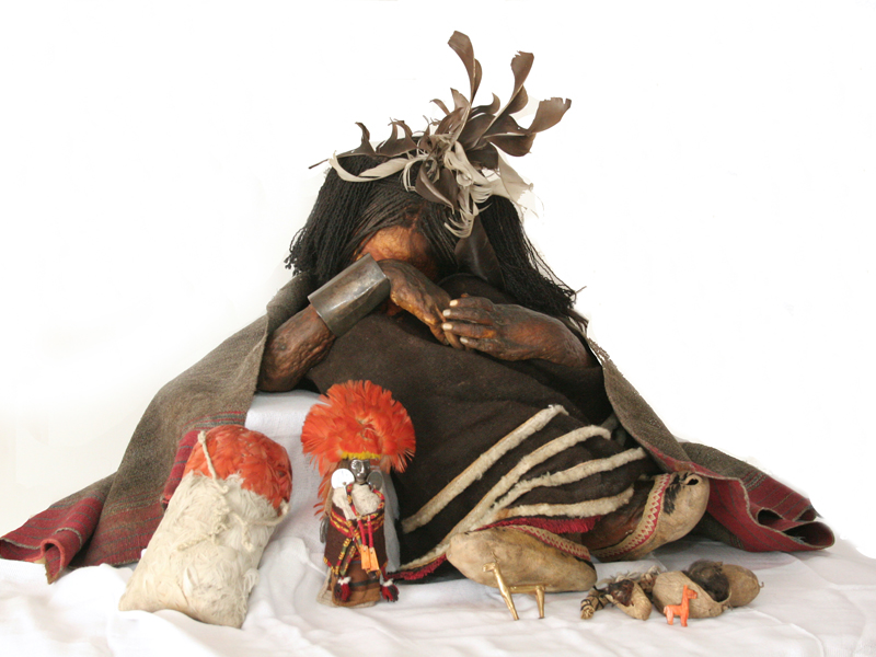 El niño junto al ajuar y las ofrendas funerarias