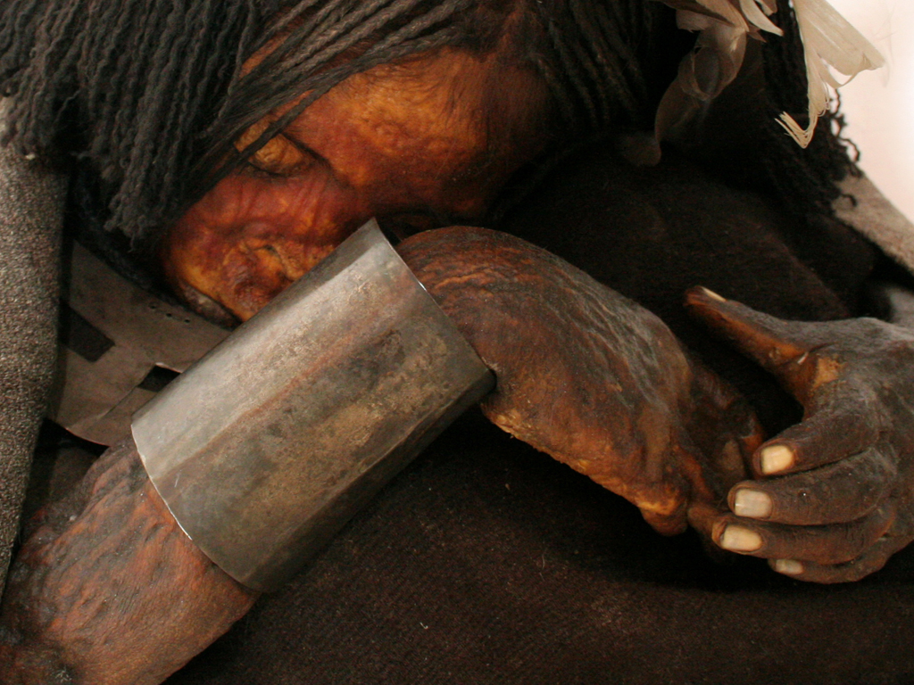 Se destaca el brazalete o chipana y el  adorno de plata bajo la barbilla