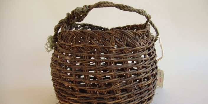 Canasto tejido con fibra vegetal