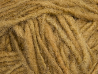 Ovillo de lana teñida