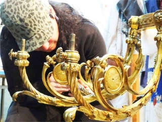 Trabajo de restauración lámpara salón patrimonial