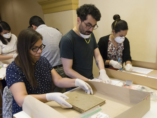 Alumnos en clases de preservación de colecciones en papel(CNCR, 2017) Alumnos en clases de preservación de colecciones en papel(CNCR, 2017)