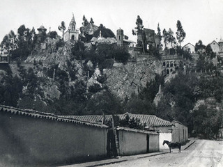 Vista general del cerro Santa Lucía desde la calle Chirimoyo (actual calle Moneda)