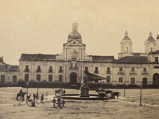 Plaza de Armas de Santiago, con su pila antes de la remodelación del intendente Bascuñán Guerrero, c. 1855.