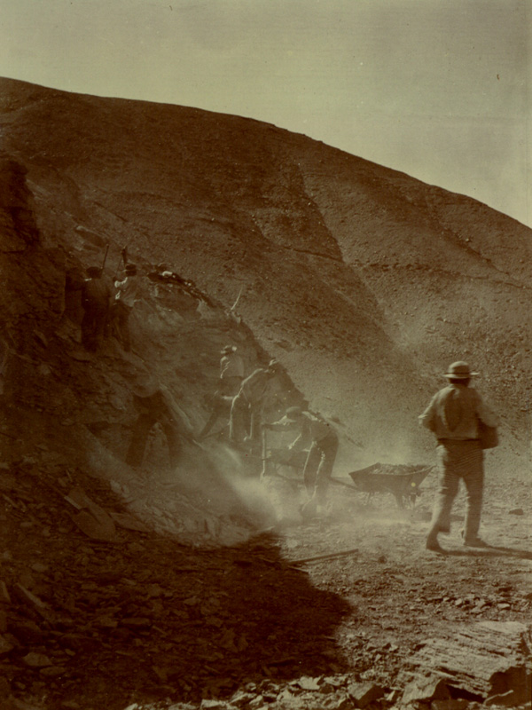 Hombres descansando durante construcción de vía férrea en el Norte