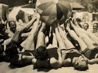 Día de playa. Zapallar, 1930. Archivo Fotográfico. N° inventario 3-38809