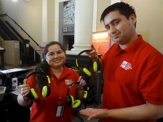 Fabiola y Hans, de la Unidad de Atención de Usuarios del MNHN.