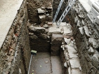 Parte de los cimientos del recinto colonial anterior a 1747