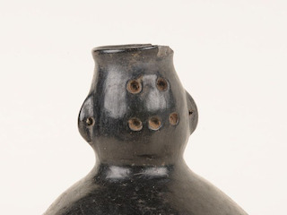 Rostro figurado directamente en la botella.