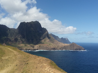 Sendero desde aeródromo hasta valle Villagra con vista suroeste al Cerro El Yunque.
