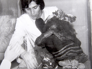 Miguel Ángel Azócar en 1980, junto al Niño del cerro El Plomo.