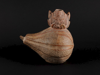 Ceramio fitomorfo (calabaza con figura antropomorfa cubierta de mazorcas de maíz probablemente cultura Chimú) Foto: Felipe Infante.