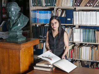 María Isabel Orellana en la Biblioteca Abate Molina del museo.