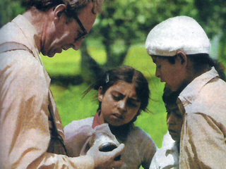 Luis Peña explicando a niños en Napo, Ecuador (Foto: Gastón Acuña).