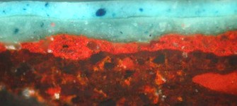 Corte estratigráfico de una pintura bajo microscopio óptico con aumento de 400X y luz incidente polarizada. Fotografia: Tomás Aguayo