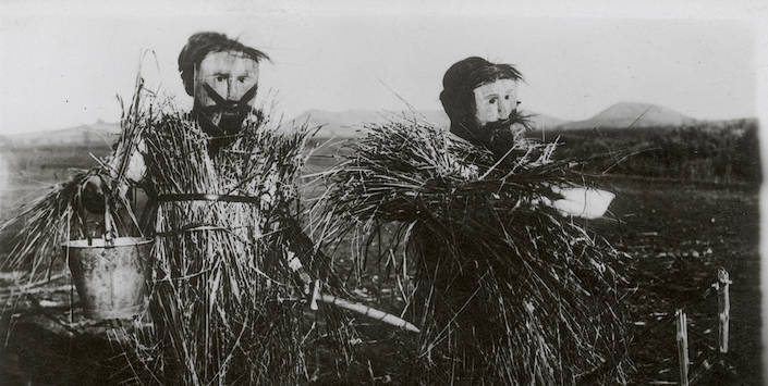 "Prov. Cautín. Araucanos con máscaras"