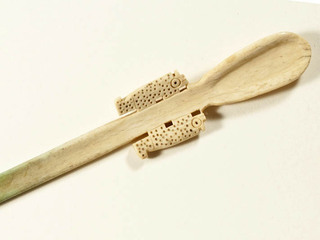 Espátula decorada con dos felinos