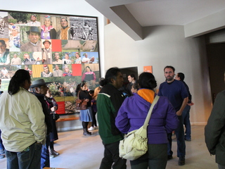 Conversación en Hall del Museo