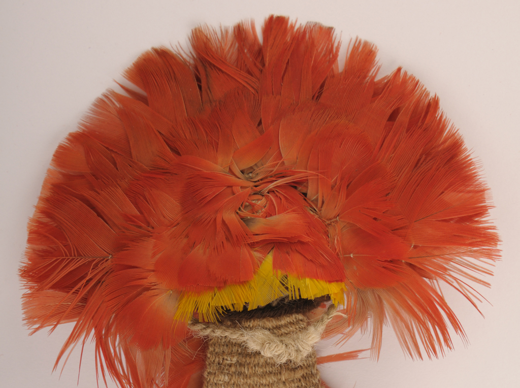 Tocado cefálico de la figurita femenina realizado con plumas de aves de la selva del oriente del Imperio incaico. Tocado cefálico de la figurita femenina realizado con plumas de aves de la selva del oriente del Imperio incaico.