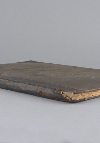 Tapa anterior volumétrica, 45° lomo y corte inferior antes del tratamiento