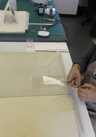 Sharon Ugalde realizando una unión de rasgado