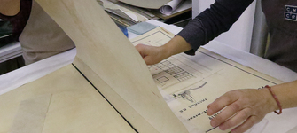 Proceso de adhesión de plano en la encuadernación