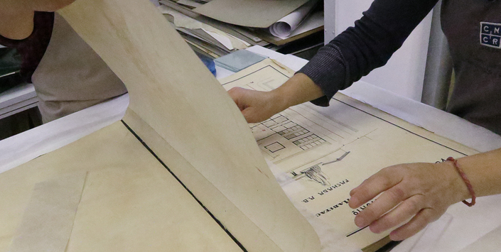 Proceso de adhesión de plano en la encuadernación