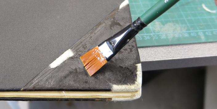 Aplicación de Klucel G sobre el cuero original