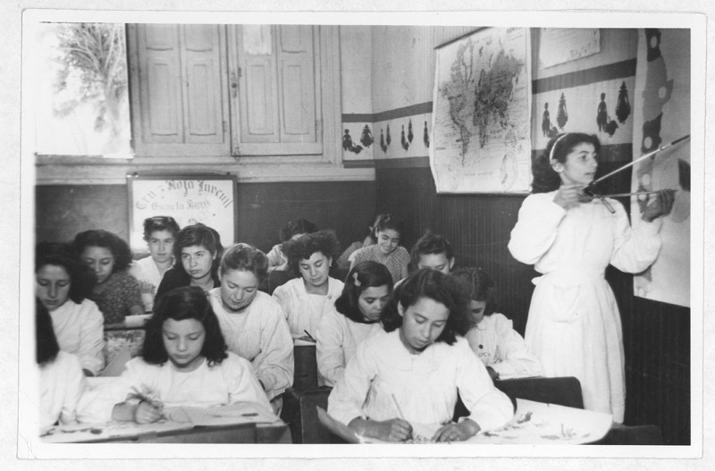 Clase de Historia y Geografía. Escuela Mixta Fiscal Matías Cousiño. Santiago, s/f. Archivo Fotográfico Clase de Historia y Geografía. Escuela Mixta Fiscal Matías Cousiño. Santiago, s/f. Archivo Fotográfico