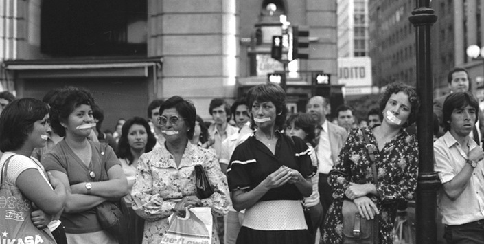 Mujeres por la Vida protestando contra la censura. Plaza de Armas, 1987.