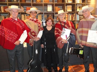 Huasos Quincheros con la Directora del Museo Huasos Quincheros con la Directora del Museo
