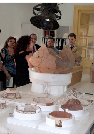 Jefaturas y profesionales Dibam en el Laboratorio de Arqueología. Rivas, V. 2012